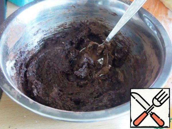 Let's do the filling. In a bowl, mix cocoa powder, ground nuts (I have hazelnuts, but you can use any)and sugar. Add thick sour cream and mix with a spoon. It turns out a thick, but elastic, well-rubbed mass.