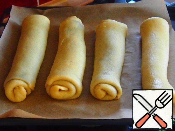 Roll up the routet, pinch the edge and put it seam down on a baking sheet covered with baking paper. The rolls seem small, but then they will swell, so put them away from each other.