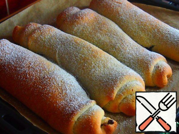 Leave the rolls for 30 minutes to proofread, then use a toothpick to make a few punctures on the surface and put in a preheated oven at 170 degrees for 15 minutes. Then add the temperature to 180 degrees and bake until Golden, about 10-15 minutes. Be guided by your oven. As you can see, my rolls are still a little stuck together, so spread them as far apart as possible.