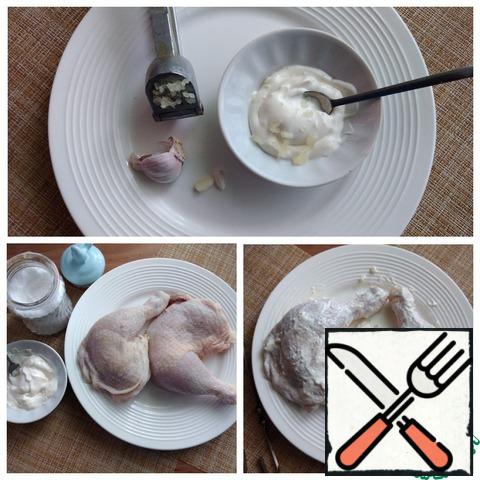 Everything is prepared simply and quickly. I took the chicken legs. We do not remove the skin. In a bowl with mayonnaise, squeeze out the garlic, combine. Legs rubbed with salt and smeared completely with mayonnaise and garlic. Pushed it aside. Let them stand and marinate.