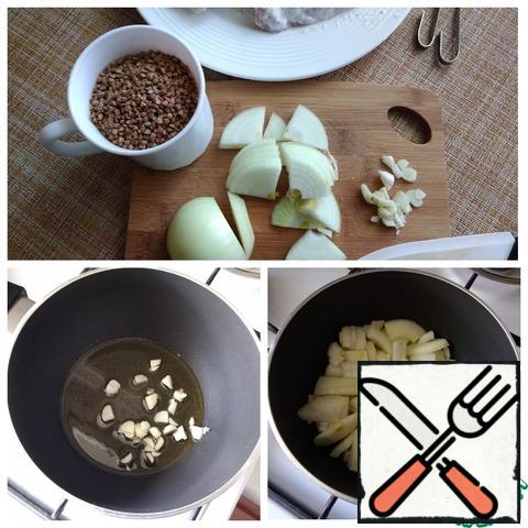 Preparing everything for porridge. Finely chop the garlic and cut the onion at random, as you like. Pour the oil into the pan. I use olive oil, which can be replaced with sunflower oil. Warm it and spread the finely chopped garlic. In a minute, the onion. Golden onions, not fried.