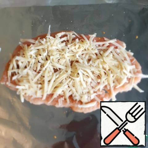 Take the foil in two layers, smear it with vegetable oil.
Now we start collecting the roll.
Fillet salt, pepper to taste and sprinkle with spices, I took for the chicken and mushroom.
We distribute grated cheese on the fillet.
