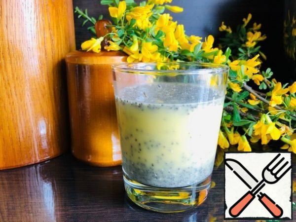 Fill the Chia seeds with 180 ml. oatmeal milk. Mix and put in the refrigerator to swell for at least 3 hours. Several times during this time, we take the seeds out of the refrigerator and mix them.