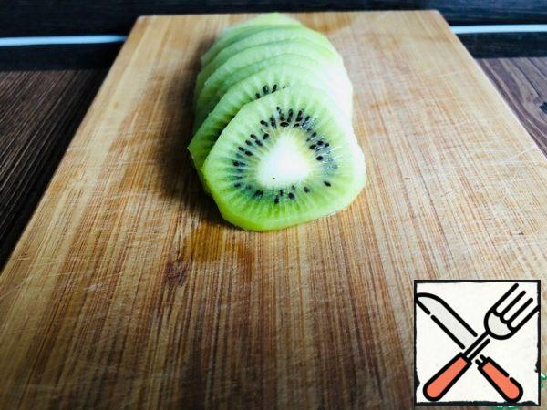 Kiwi cut into thin rings.
