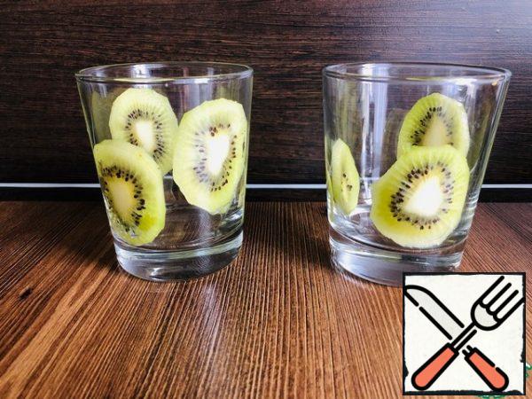 Kiwi rings decorate the glass in which we will serve the pudding.
