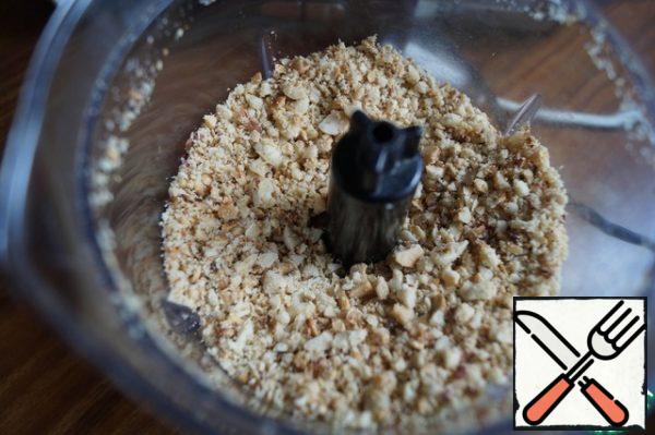 Chop the peanuts in a blender. (not very small) For this cake, you can use any nuts to your taste.
