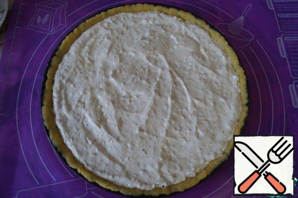 Pour the protein-peanut filling into the mold and distribute evenly.