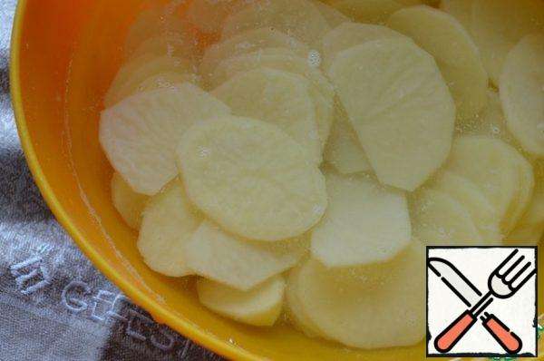 Wash the potatoes, peel them and cut them into thin slices.