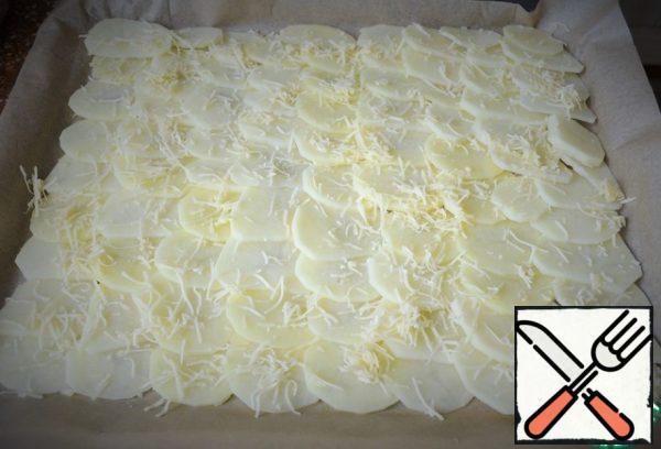In this way, spread out all the potatoes, sprinkle the remaining cheese on top.
Place in a preheated oven for 25 minutes, at 180-190 degrees.
From the density of laying potato slices depends on whether the break of the roll when baking, I prefer a natural beautiful tear when baking.