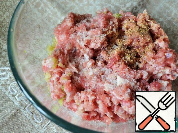 At this time, prepare the mince. Chop the beef in a meat grinder ( large grid), add salt and pepper.
