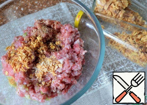 Add the dried (fried) onion and crushed dried garlic, mix, fry the minced meat on a mixture of vegetable and ghee oils, 5-7 minutes.