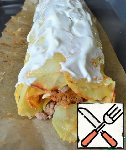 Grease the roll with sour cream and send it to the oven,
bake for another 15 minutes, 200-210 degrees.