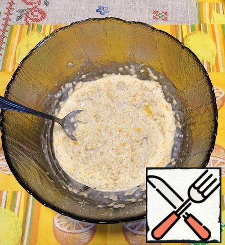 Add the zest and soda to the oatmeal-kefir mixture. While the reaction of soda with kefir is going, peel the apples.IMPORTANT! If you use milk and sour cream, then pour the oatmeal with milk, and "extinguish" the soda in sour cream.