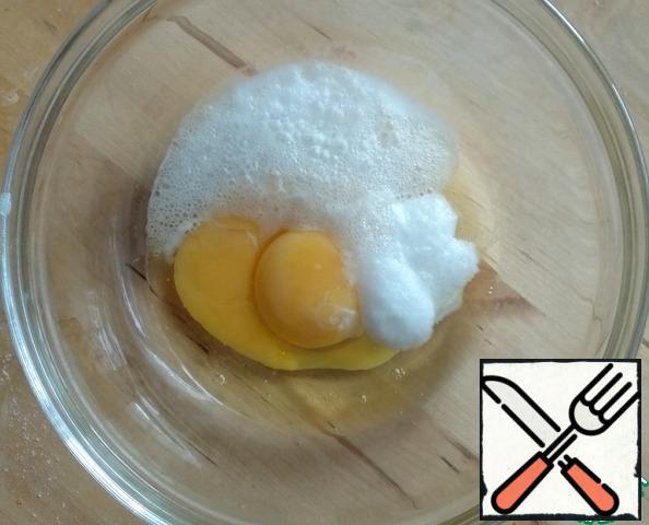 Separately, combine the eggs, salt and soda slaked with vinegar.