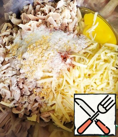 Add the chicken meat, 2 eggs, grated cheese, paprika, salt, pepper and 50 g of breadcrumbs. Mix everything well.