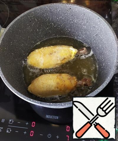 Fry the cutlets in a preheated cauldron (pan) in hot oil on all sides until Golden.