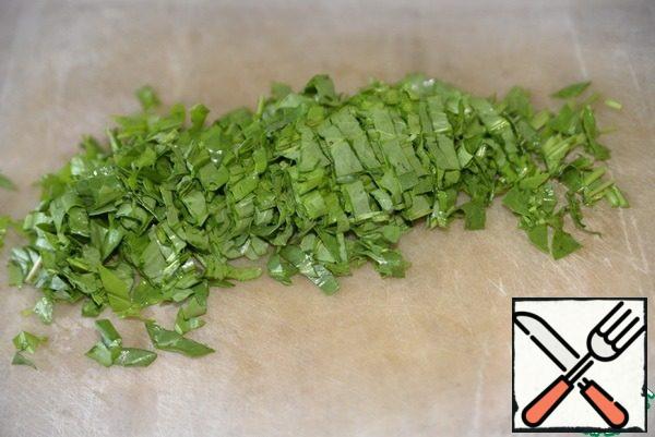 Cut the sorrel into thin strips, too long stalks can be removed.