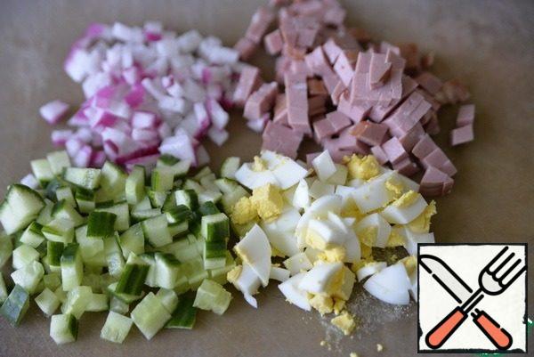 Cut into cubes radish, cucumber, sausage (I have boiled) and egg. One egg is left for serving.