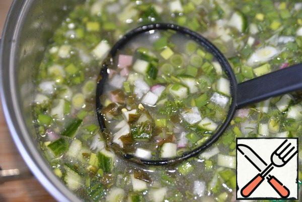 Put in the cooled sorrel broth vegetables, herbs, eggs and sausage, mix, put in the refrigerator for 2 hours.