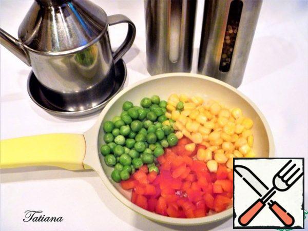 First of all, prepare vegetable supplements. Mushrooms (whole, and preferably small) put on a layer of paper towels to rid the mushrooms of excess moisture. In a small amount of vegetable oil, put out the peas, corn, and red sweet pepper until half-cooked (do not defrost frozen vegetables), add a little salt and pepper. Let the vegetables cool.