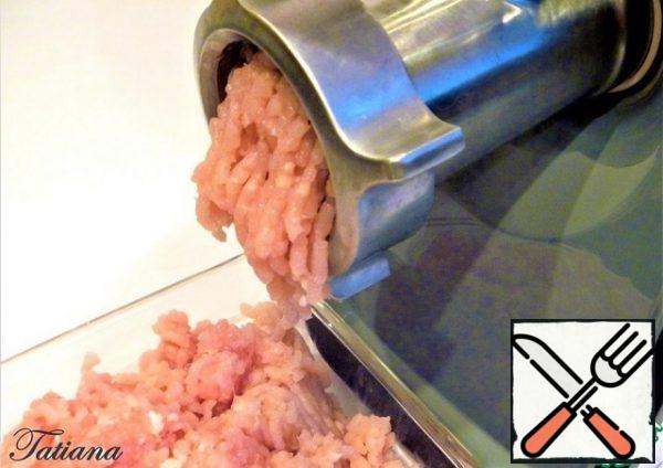Chicken ( I used two small breast, two drumsticks, two thighs ( without skin)) cut from the bones, chop with a meat grinder. Breast fillet-fine grid (chop twice).
