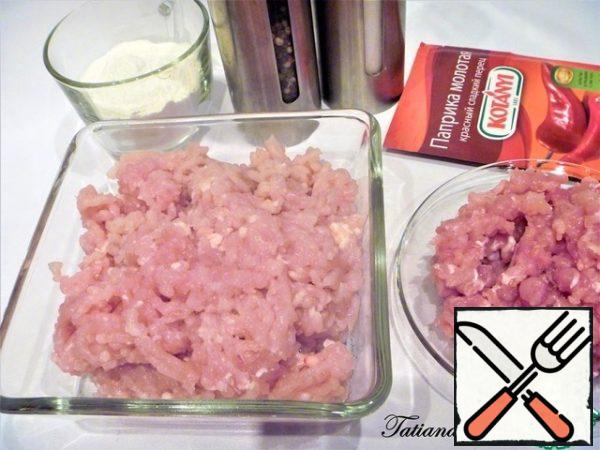 You will need ~ 700 g of light minced meat, and ~ 300 g of coarsely chopped dark meat. In light minced meat, add milk powder, salt (3/4 tsp), and freshly ground pepper mixture-mix the minced meat well (so that there are no lumps of milk powder left). Add the remaining salt (1/4 tsp) and paprika to the coarsely chopped minced meat and mix well.