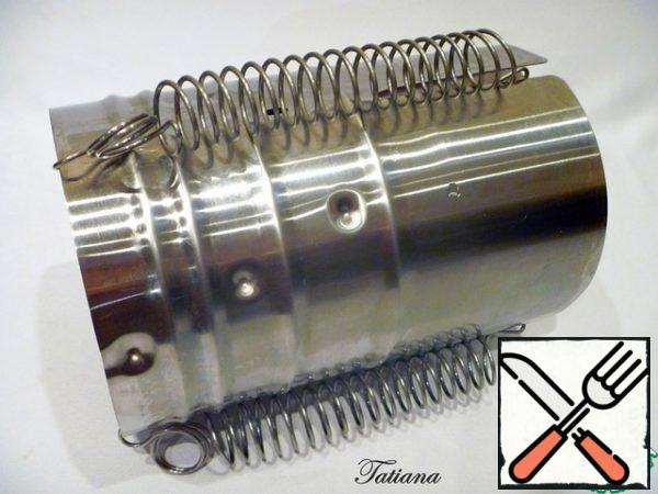 Assemble the ham (set the bottom to the lower level), place the minced meat in the sleeve with the knot down. Tamp the minced meat, lightly tapping the form on the table. This set (weight ) of products fits in the ham from edge to edge.
Wrap the film from the sleeve inside the mold, install the top bottom, and the springs. Remove the preparation to the refrigerator for 10-12 hours.
Next, place the ham in a pan and pour in water (there should be enough water for the form to be completely submerged with a supply of water). After boiling, cook the sausage at a slow boil for 1 hour. After a while, remove the ham from the pan, let it cool completely, then put it in the refrigerator (without removing it from the mold)for 6-12 hours. During cooling, the sausage is even more compressed. The output is ~750-800 g. You can cut it into thin slices.