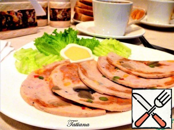 Remove the well-cooled sausage from the mold, free it from the film, and blot it with a paper towel. The sausage is cut into thin slices, and does not crumble at all. Delicious, fragrant, elastic, with a bright and beautiful cut! Pink color is preserved throughout the entire storage time ( 3-5-7 days).