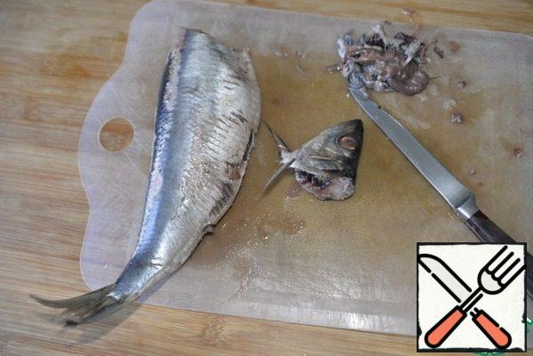Take the herring, cut off the head, remove the skin.
