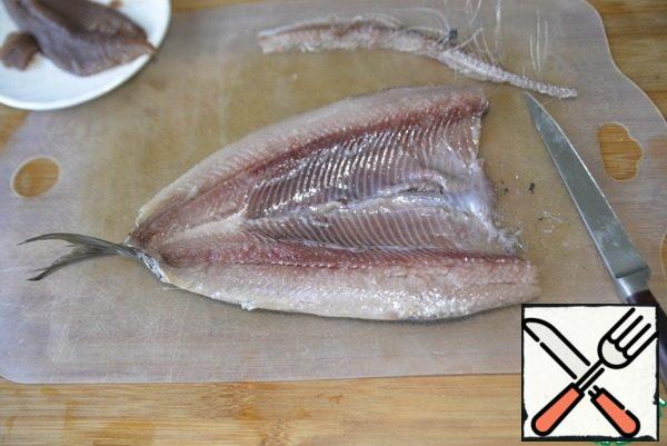 Remove all the herring's innards, carefully clean with a knife, wash, dry with a paper towel.