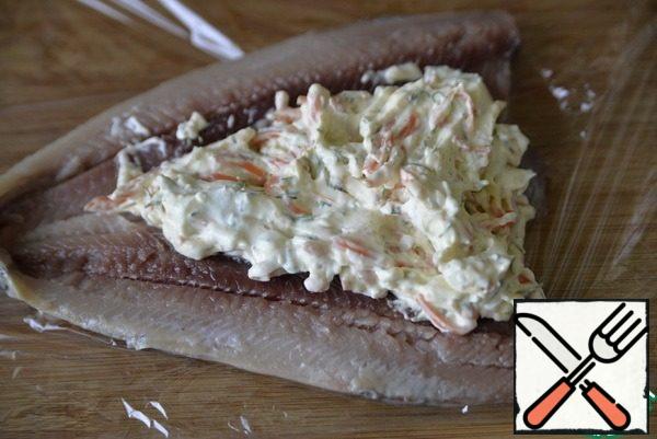 Put the curd filling in the middle of the herring.