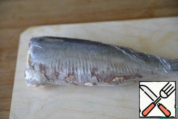 Fold the herring in half, wrap it tightly in plastic wrap, put it in the refrigerator to solidify the filling. Before serving, it is recommended to put it in the freezer for 30 minutes, then the herring will be easier to cut.