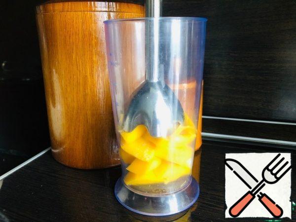 Mango peel and cut into pieces, add 1 tbsp of sugar. Using a blender, turn into a homogeneous puree.