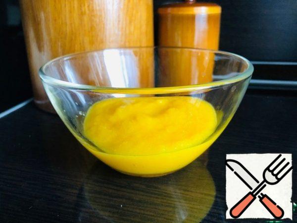 Combine mango puree with gelatin diluted in champagne.