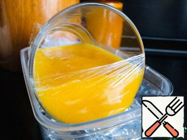 Put a glass (250 ml.) in a suitable form and fill with mango jelly. Remove to the freezer for 30 minutes. (for the stabilization of gelatin)
It is convenient to fill the glass with mango jelly using a pastry bag.