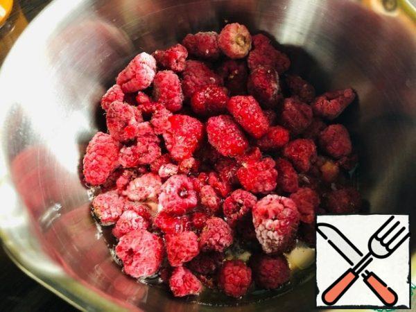 Preparing raspberry jelly:
- Combine raspberries and 30 ml of champagne in a saucepan (do not add sugar) - put on fire and boil for 1 min.