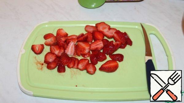 Cut the strawberries into thin slices.