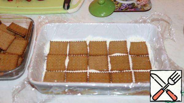 Spread a layer of cracker.