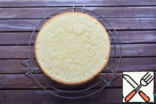 Remove the finished sponge cake from the mold and cool completely on the grill.