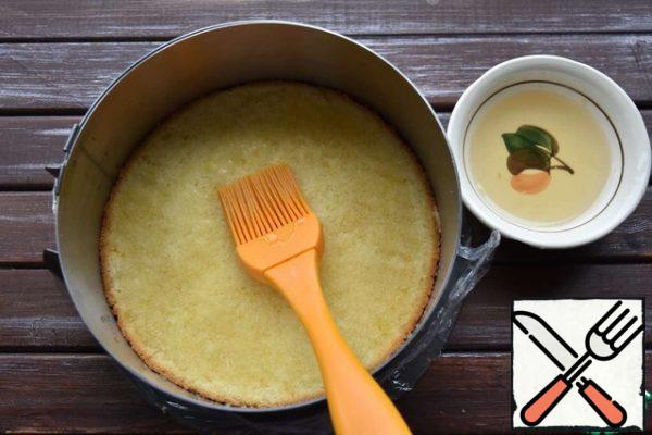 To impregnate the sponge cake, cook the syrup from sugar, water and lemon juice. Cool. Put the biscuit in a split form. Liberally soak it with syrup.