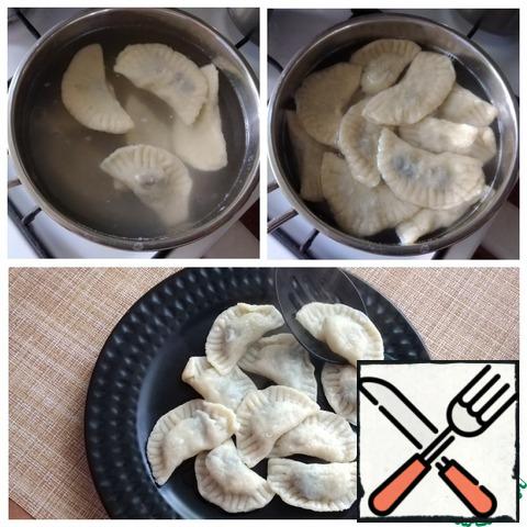 Boil the dumplings in salted water. Give the water to boil and spread the dumplings on 1 piece, check with a spoon so that they do not stick to the bottom. There should be enough water. Cook the dumplings for 5 minutes. Remove to a plate with a slotted spoon, letting the water drain.