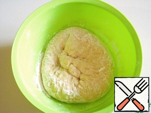 Do not forget that all products for pastry should be warm, not lower than 20-25 degrees. Sift the flour.
Heat the milk to t 25-28 degrees Celsius, dilute the yeast in it, half the sugar norm and 3 tbsp flour. Mix well and put in a warm place for 40-50 minutes.
If your room is cool, but there is a microwave oven, you can do this - in a thick-walled glass or glass bowl, heat the water in the microwave until it boils, at this time the walls of the oven are well heated and steam accumulates, turn off the heat, take out the dishes with water, and send a bowl with sourdough, close the oven door (a very convenient option when it is cool).
After the yeast has come to life and the sourdough has come up, add the rest of the sugar, salt, sour cream and flavoring. Separate one yolk from the eggs, cover it and set aside, mix the rest well and pour into the sourdough. Mix thoroughly until the sugar and salt are dissolved, add the flour (leave a little). Knead with a spoon or spatula, then add warm melted butter (you can also cream, but with melted muffin tastier and more flavorful). The dough should be elastic, soft, but in any case not spread out. This largely depends on the quality of the flour, if the dough does not hold its shape, knead a little more flour.