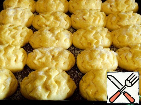 Once again, carefully lubricate the yolk-milk mixture and sprinkle with sugar, on a wet surface, some of the sugar will dissolve and