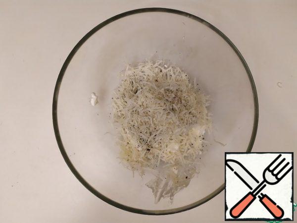 Put the fettuccine on the fire. While they are cooking, we will have time to prepare our sauce. For him just throw everything in a bowl: ricotta, finely grated Parmesan, chopped parsley, salt, pepper, a little olive oil.