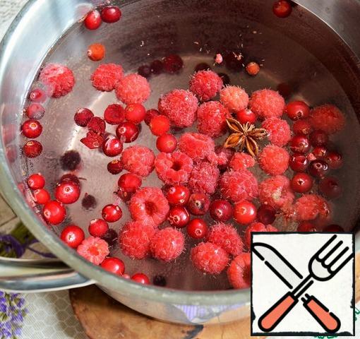 Boil water, adding berries and star anise, 100 g of sugar.