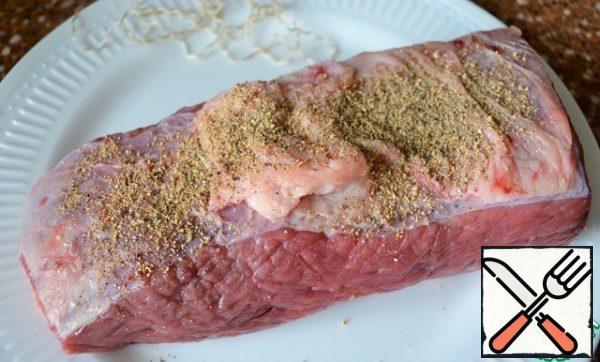 Wash the meat, dry it, RUB it with salt and pepper, and tie it with a cooking thread. If you are sure of the freshness and quality of the meat, you can not wash it, just blot it with a paper towel.