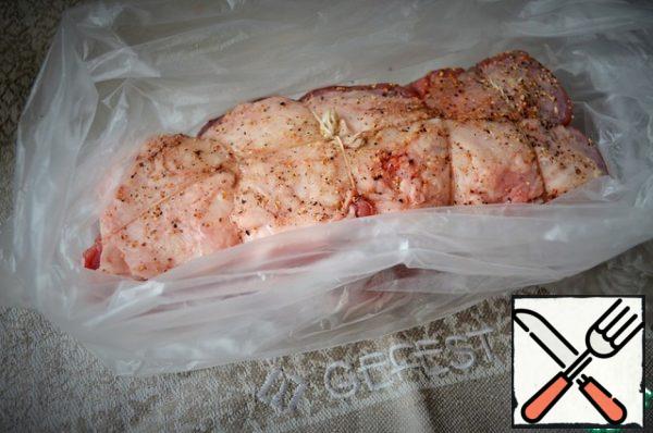 Put in a bag, pour in vegetable oil, close the bag, put it in the refrigerator for 2-12 hours. During this time, the meat is "massaged" several times.