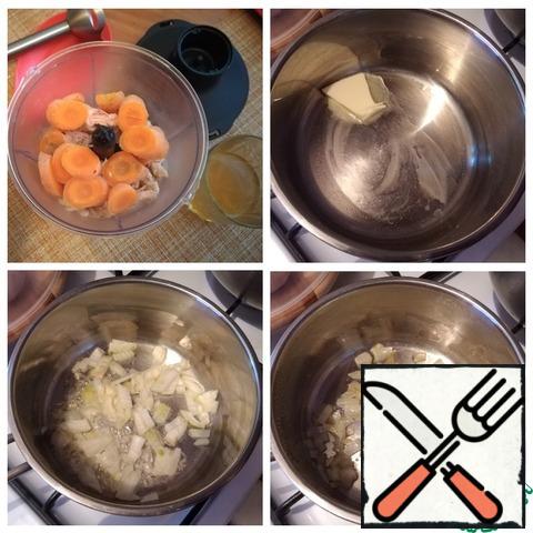 It was done at night, so that it would freeze in the morning.
First you need to boil the chicken meat. It does not matter what, the main thing is that there is a pulp that can then be easily crushed in a blender. Cook the chicken in the broth, adding carrots, onions right in the husk, garlic, allspice and salt. Cook for about 30 minutes. Remove the chicken from the broth and cut into pieces, put in a blender. Also, we take out the carrots from the broth and also, after cutting it, send it to the blender. Pour in 50 ml of broth first, chop and, if the mass is too dry, add more. I have poured 70 ml approximately. Put a piece of oil about 20 g in the pan, put the rest in a dish and put it in the microwave for 55 seconds at a power of 800 to melt. In butter, we will gild the onion, do not fry it too much, otherwise it will be tasteless.