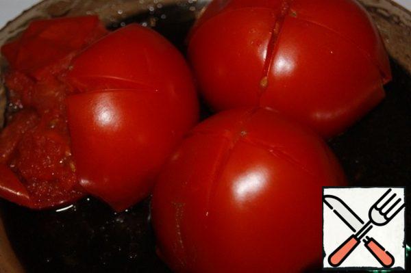 I cook tomatoes in the microwave. I make a cross-shaped incision and put it on a plate and cook at the highest power for 5-7 minutes.