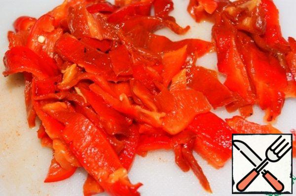 Cut the pepper into strips.
By the way, if burnt pieces of skin stick, I wash the vegetables under strong water and let them drain well, it does not affect the taste and quality of the finished dish.